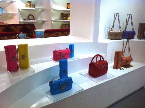 Mỗi chiếc túi của Versace có giá từ 30 đến gần 60 triệu đồng tùy vào kích cỡ, thiết kế của túi.